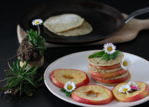 Vegane Spitzwegerich-Pfannkuchen mit Apfel