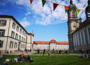 Sommertipp: Auf dem Klosterplatz beobachten und lauschen