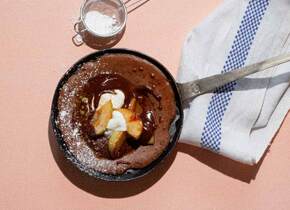 Schokoladen "Dutch Baby" mit karamellisierten...