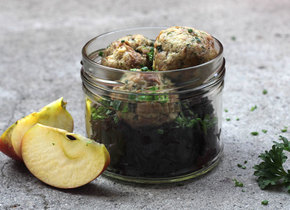 Bretzelknödel auf Rotkraut