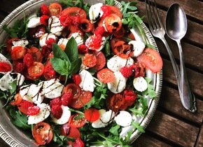 Sommerlicher Caprese mit Himbeeren