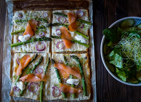 Grillierter Spargel mit Tintenfischchen und Rucola