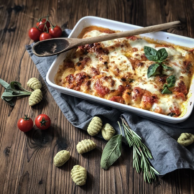 GNOCCHI-AUFLAUF MIT TOMATEN UND MOZZARELLA