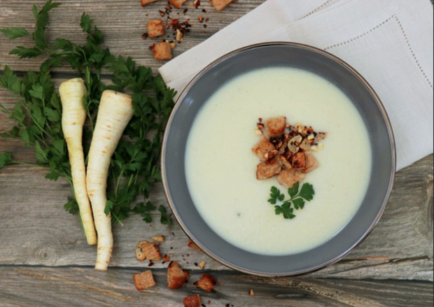 Peterliwurzel-Crèmesuppe mit Knobli-Nuss-Croûtons