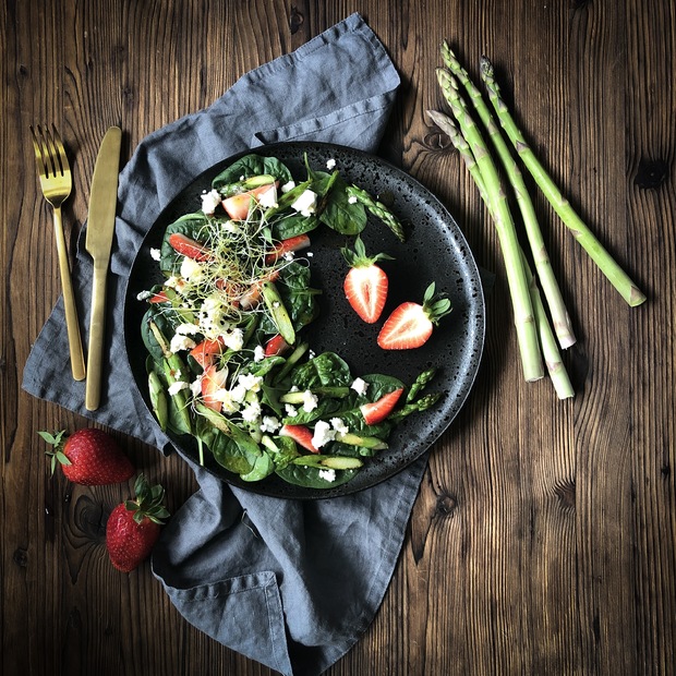 SPARGEL ERDBEEREN SALAT MIT SWEET CHILLI DRESSING