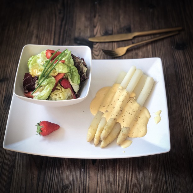 WEISSE SPARGELN MIT KOPFSALAT UND ERDBEEREN