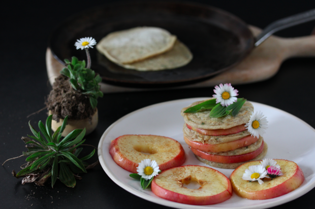 Vegane Spitzwegerich-Pfannkuchen mit Apfel