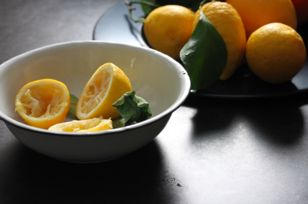 Frühlings-Detox am Morgen mit Zitronenwasser