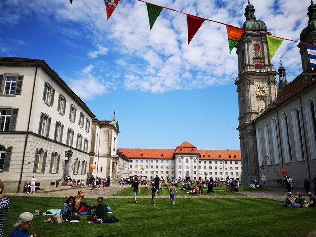 Sommertipp: Auf dem Klosterplatz beobachten und lauschen