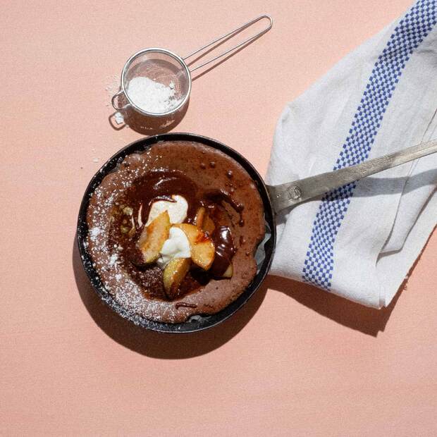 Schokoladen "Dutch Baby" mit karamellisierten...