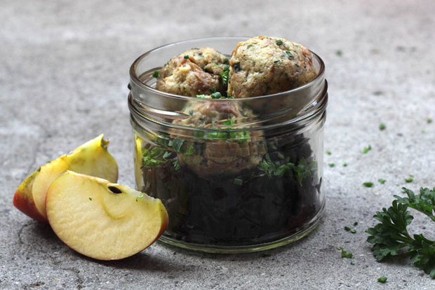 Bretzelknödel auf Rotkraut