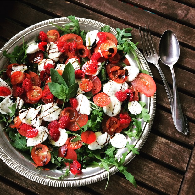 Sommerlicher Caprese mit Himbeeren