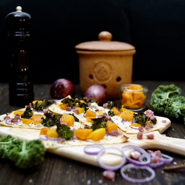 FLAMMKUCHEN MIT KÜRBIS UND KALE