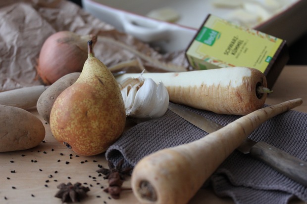 Geröstete Pastinaken-Suppe mit Birne