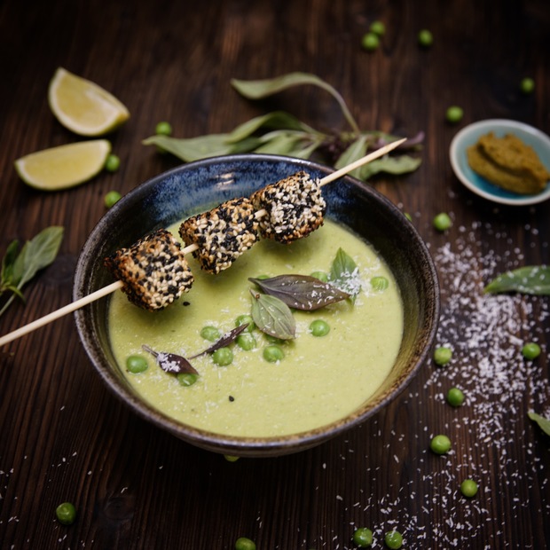 GREEN CURRY – ERBSENSUPPE MIT SMOKEY SESAM-WÜRFEL