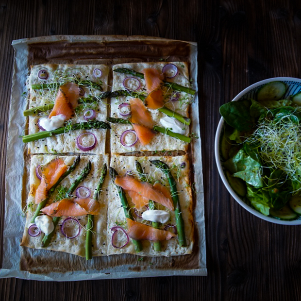 Grillierter Spargel mit Tintenfischchen und Rucola