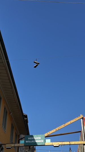 Schwebende Schuhe am blauen Himmel