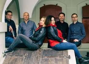 The Hunt und Support Band