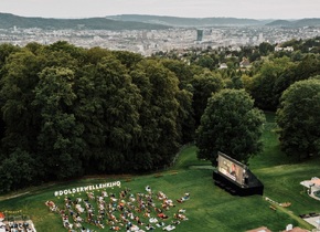 Open-Air-Kino über der Stadt