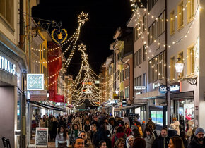 Light-Shopping und Einschalten der Weihnachtsbeleuchtung