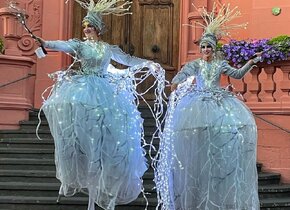 Stelzenkünstlerinnen: Ice Angel und Ice Light Lady