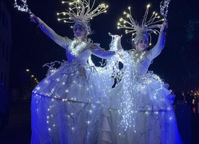 Stelzenkünstlerinnen: Ice Angel und Ice Light Lady