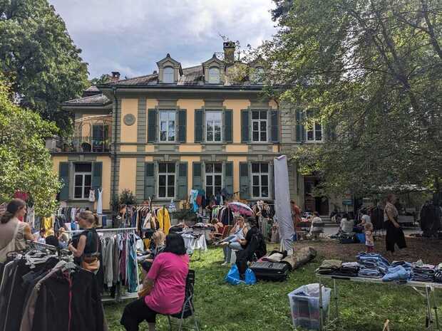 Flohmi im Hinterhof des Quadrat in Zollikofen