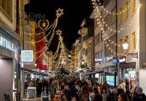 Light-Shopping und Einschalten der Weihnachtsbeleuchtung