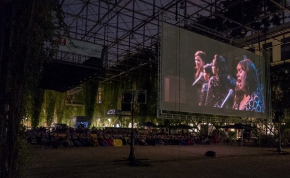 Openairkino von Pflanzen umhüllt