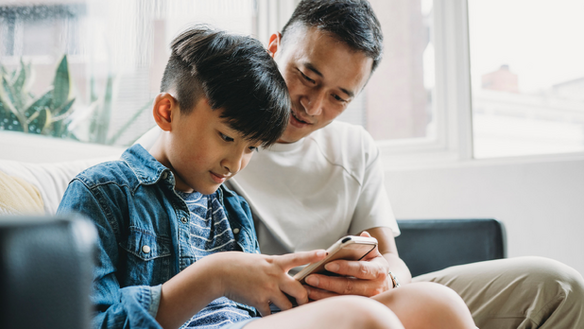 Wann sind Kinder alt genug für ein eigenes Handy?