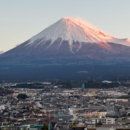 Die Stadt vor dem Mount Fuji