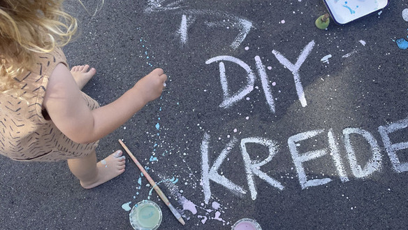 Farbenfroher Spass im Freien: DIY-Kreide selber machen