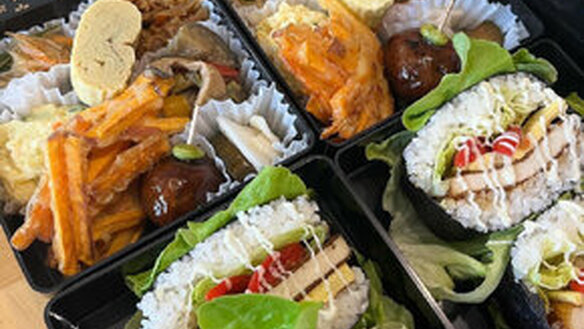 Roxy Bento Sushi Onigirazu mit Spicy Poulet oder Tofu / 13-15 Juni