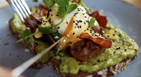 Avo-Toasts und Egg Benedicts