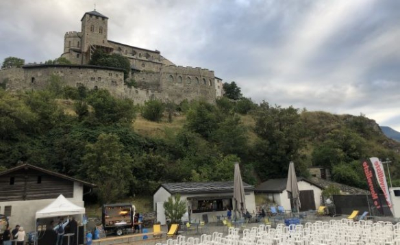 SION: Une toile entre les châteaux