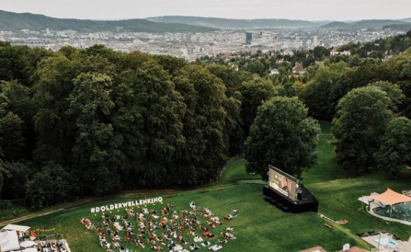 Open-Air-Kino über der Stadt