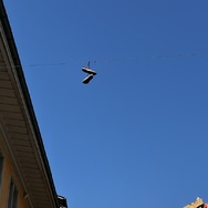 Schwebende Schuhe am blauen Himmel