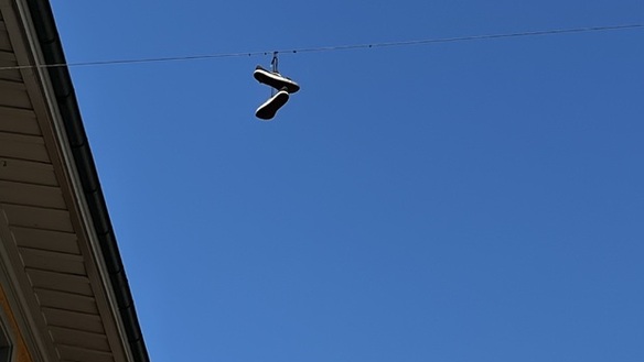 Schwebende Schuhe am blauen Himmel