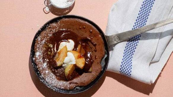 Schokoladen "Dutch Baby" mit karamellisierten Birnen