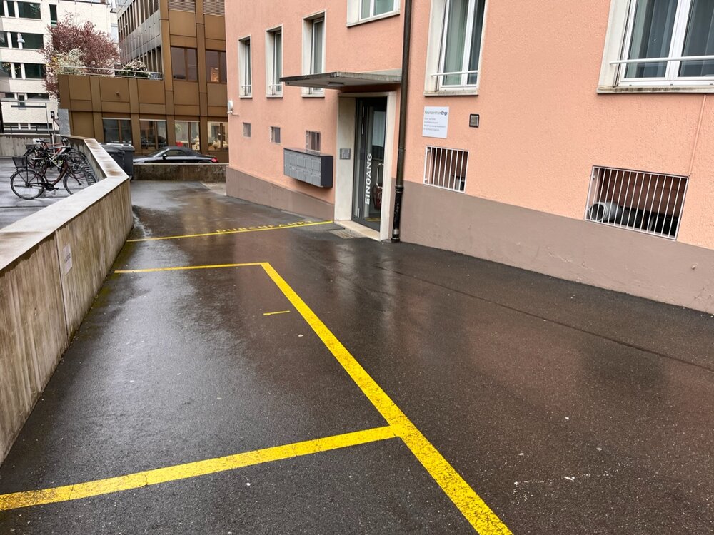 Aussenparkplatz neben Bahnhof Enge