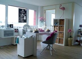 60 m2 Gewerbe / Praxis / Büro / Atelier / Beauty / Shop im OG