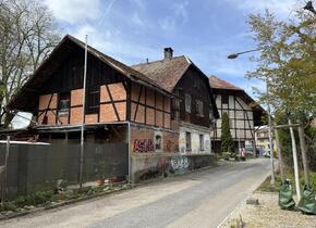 Grosszügiger Raum und Kaffeebar im Erdgeschoss