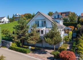 Einfamilienhaus mit modernem Ausbau und elegantem Aussenbereich