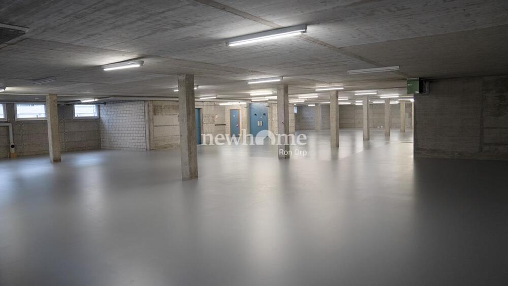 Grosse Lagerfläche oder Garage auf 645 m2 mit Tor in...