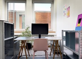 Mobilierte Atelierplatz in hellem Fotostudio