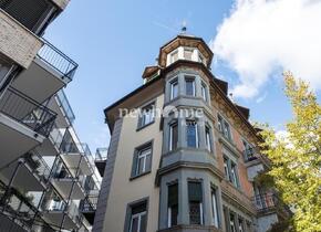 Erstklassige neusanierte Altbauwohnung mit EIGENER Dachterrasse!