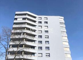 Wunderschöne moderne Wohnung mit verglastem Balkon