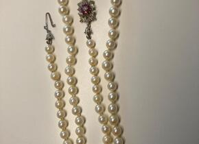 Perlenkette mit Schmuck aus 18 Karat Weißgold mit...