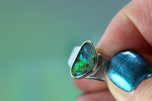 LYRA Silberring mit atemberaubendem grün-blauem Boulder Opal