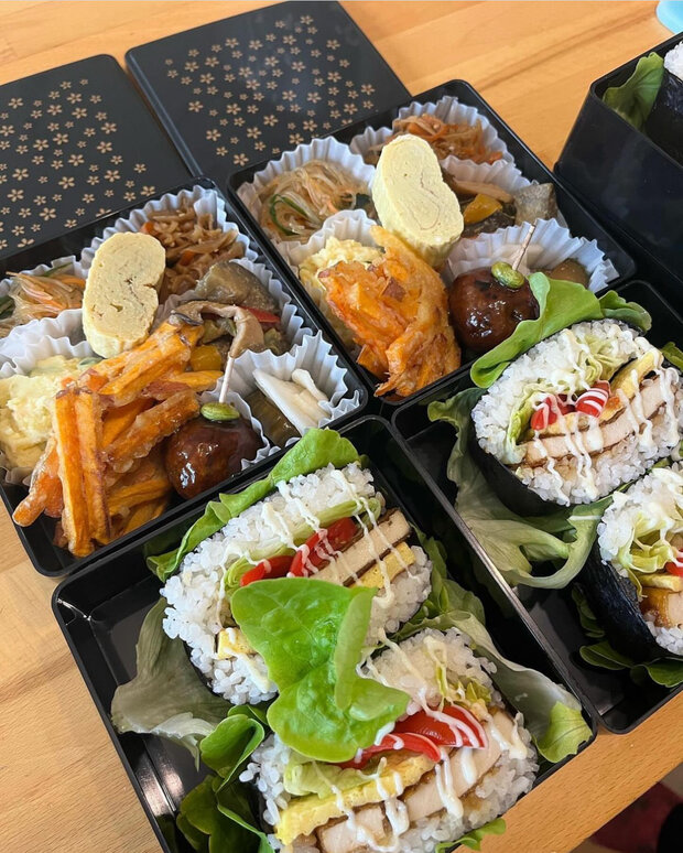 Roxy Bento Lunch - Sushi Onigirazu mit paniertem Poulet...
